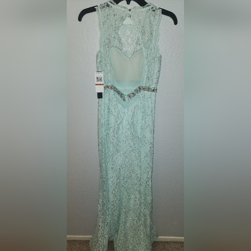 Beautiful Dress - Picture 2 of 2
